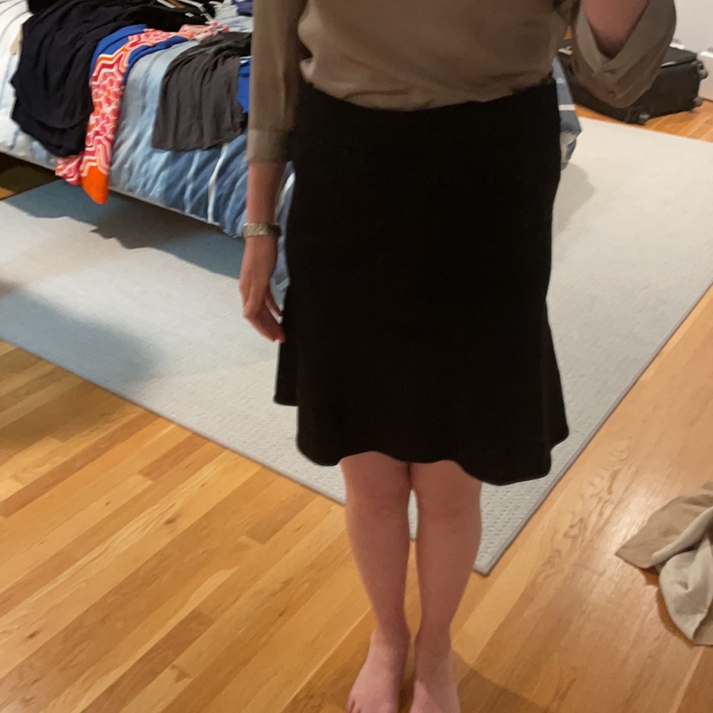Gap black size 6 skirt flare bottom - Picture 3 of 3